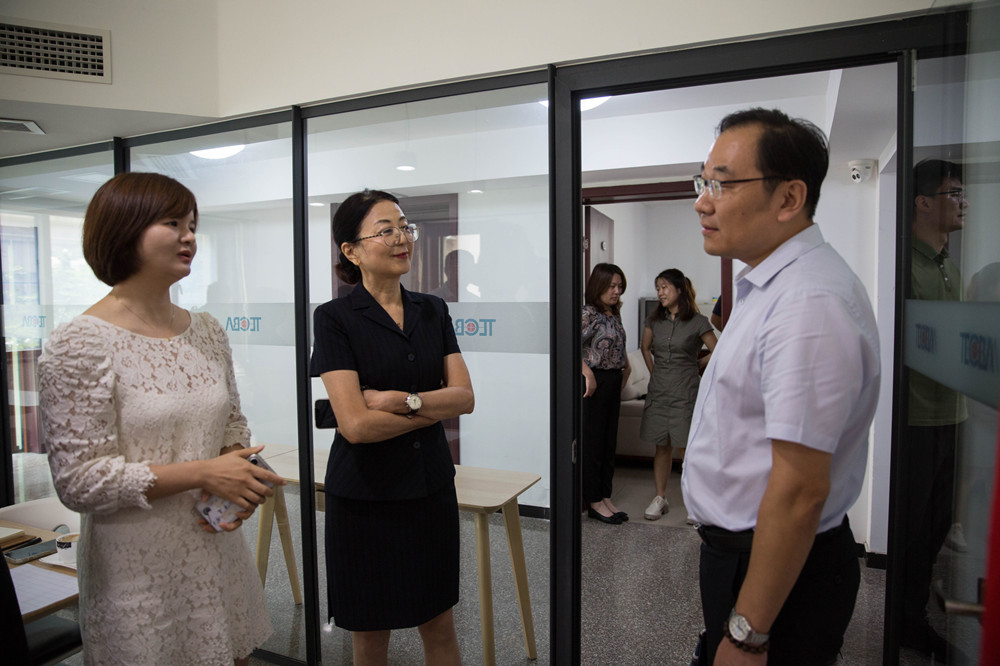 會后交流_副本.jpg 會后交流_副本.jpg